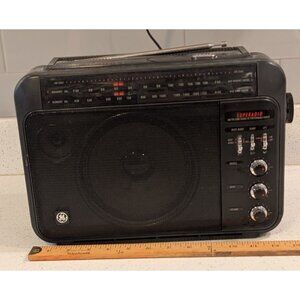 Vintage General Electric GE Superadio III Long Range Am/Fm Portable Radio tested